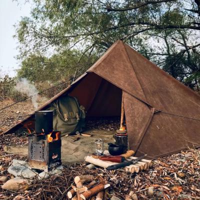 露营地的防水布帐篷和丛林用品